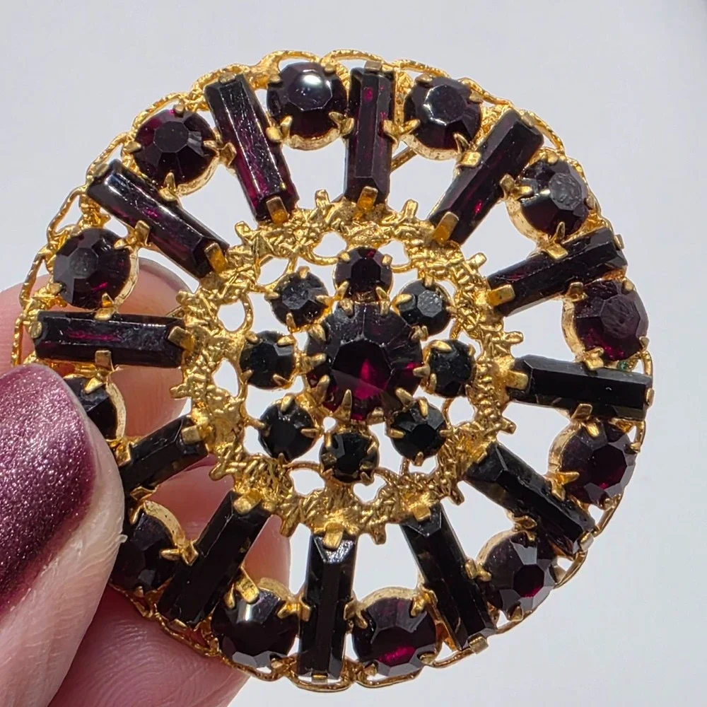 Vintage Gold Tone Round Brooch Garnet Red Rhinestone Sunburst‎ Style Pin Jewelry